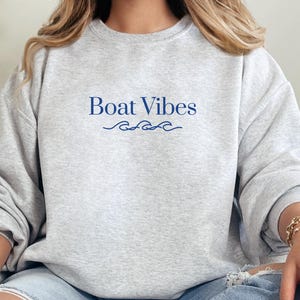 Boot Vibes Minimalistisches Sweatshirt - Boot Urlaub Kreuzfahrt Reise Geschenk Mädchen Wochenende Nautische Shirt Angeln Frau Rundhals Strand Reise Stil Shirt