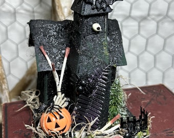 Casa de Halloween hecha a mano: Decoración negra espeluznante con arañas y murciélagos.