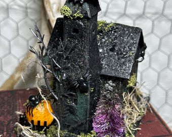Casa de Halloween espeluznante Putz negra con telarañas, divertida decoración de Halloween hecha a mano