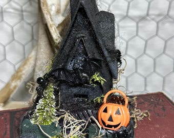 Decoración espeluznante hecha a mano para Halloween: Casa miniatura negra con telarañas.