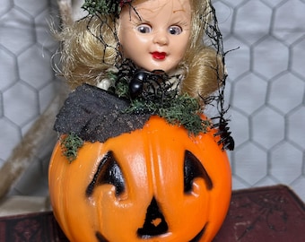 Linterna de Halloween de plástico vintage con cabeza de muñeca de niña araña