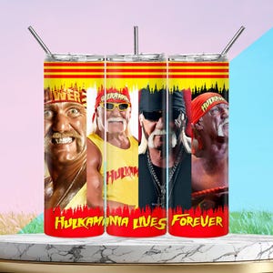 Puede incluir: Un vaso de acero inoxidable con cuatro imágenes de un luchador. El vaso tiene un diseño rojo y amarillo con las palabras "Hulkamania Lives Forever". El vaso incluye una pajita plateada.