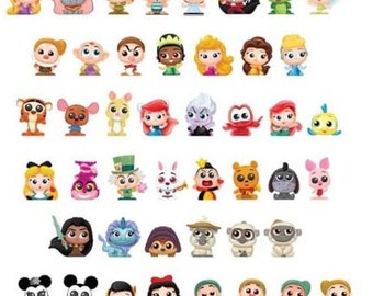Può includere: Collezione di figurine colorate e stilizzate raffiguranti vari personaggi animati. Le figurine presentano una varietà di personaggi con caratteristiche e abiti distintivi, tra cui principesse, animali e altre figure iconiche. La collezione è disposta in file.