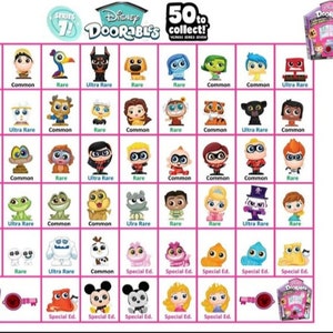 以下が含まれることがあります： ピンクの正方形の中に、ディズニー・ドアラブルズのキャラクターが50体並んでいます。キャラクターは、カールじいさんの空飛ぶ家、インサイド・ヘッド、インクレディブル・ファミリー、アナと雪の女王など、さまざまなディズニー映画から来ています。キャラクターは、コモン、レア、ウルトラレア、スペシャルエディションなど、さまざまなレアリティがあります。