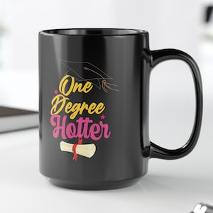 Prost auf das nächste Kapitel mit unserer One Degree Hotter College Abschluss Tasse | Graduierungsankündigung 2024| Bachelor Abschluss Mädchen Mathe