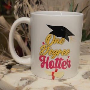 Graduierung Geschenkidee: One Degree Hotter Tasse für College-Graduierte Lustige bestandene Tasse | lustige Abschlussbecher | Bachelor Abschluss Mädchen Mathe