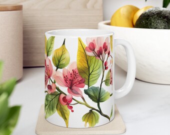Könnte beinhalten: Weiße Keramiktasse mit einem Blumendesign mit rosa und roten Blumen, grünen Blättern und weißem Hintergrund.