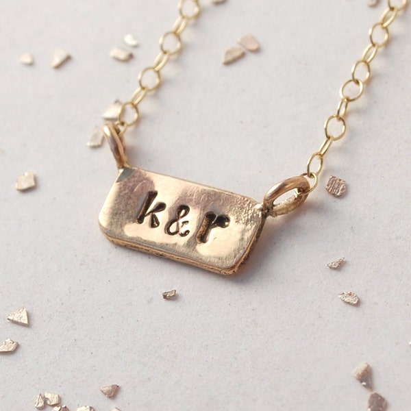 Collier date personnalisé avec monogramme initial itty bitty bar