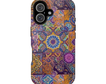 Op de afbeelding: Een kleurrijke telefoonhoes met een geometrisch patroon van oranje, paarse, blauwe en gele tegels. De hoes heeft een uitsparing voor de cameralens.
