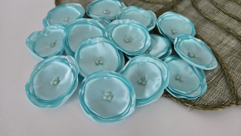 Flores de tela artificiales, flores de satén, apliques florales para novias, flores de tela para manualidades, flores al por mayor (15 piezas) - AQUA MINT BLOSSOMS imagen 3