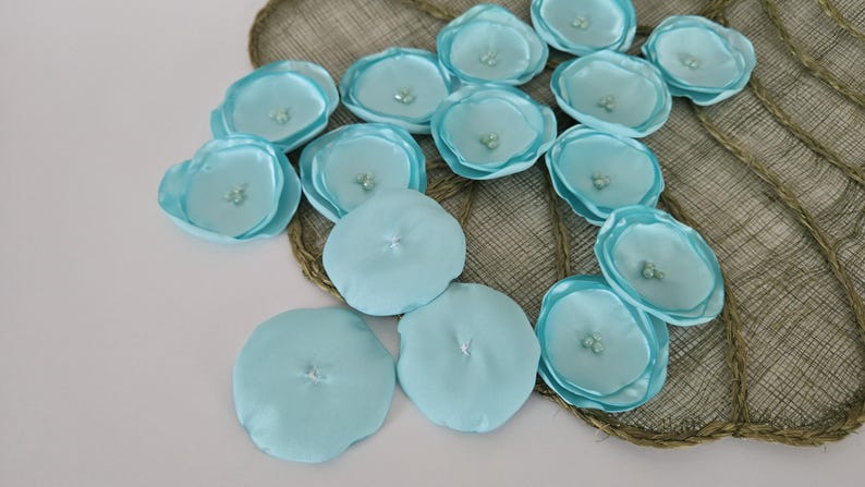 Flores de tela artificiales, flores de satén, apliques florales para novias, flores de tela para manualidades, flores al por mayor (15 piezas) - AQUA MINT BLOSSOMS imagen 6