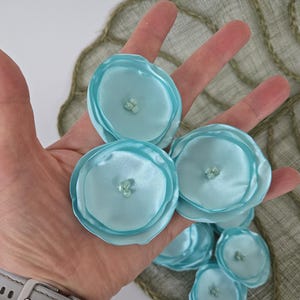 Flores de tela artificiales, flores de satén, apliques florales para novias, flores de tela para manualidades, flores al por mayor (15 piezas) - AQUA MINT BLOSSOMS imagen 7