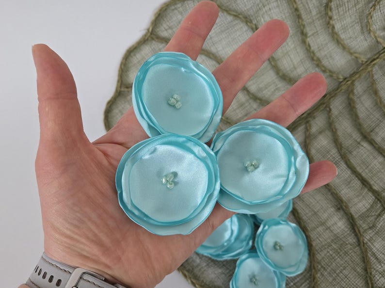 Flores de tela artificiales, flores de satén, apliques florales para novias, flores de tela para manualidades, flores al por mayor (15 piezas) - AQUA MINT BLOSSOMS imagen 7
