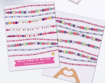 Puede incluir: Una tarjeta con un corazón rosa y el texto "We'll be friends for, like, ever." La tarjeta también presenta una pulsera de cuentas con las letras "IN MY VALENTINE ERA".