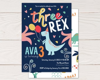 Puede incluir: Una tarjeta de invitación de cumpleaños azul marino con un dinosaurio azul claro que lleva un gorro de fiesta y sostiene globos amarillos y rojos. El texto dice: You're invited to celebrate our little three REX, AVA 3 is turning, Saturday, January 8, 2022 @ 10:30 AM, The Maxwell Home, 555 Tyrrell Drive, Addison, RSVP to Evelyn by January 1st at 555.3652.