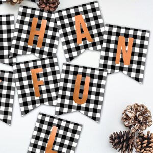 Peut inclure: Banni&egrave;re &agrave; carreaux noirs et blancs avec le mot "THANKFUL" en lettres de cuivre. Chaque lettre est sur une pi&egrave;ce de banni&egrave;re s&eacute;par&eacute;e.