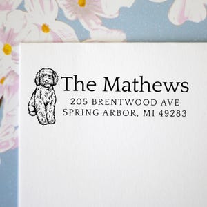 Sello de dirección de Labradoodle - Sello de doodle personalizado - Dirección de remitente autoentintable - Regalo para amantes de los Labradoodles o mamás de perros