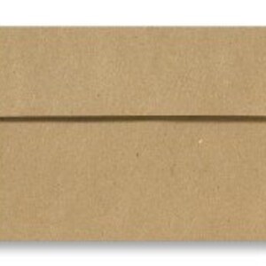 Puede incluir: Un sobre rectangular marr&oacute;n con solapa. El sobre est&aacute; hecho de papel texturizado y est&aacute; sobre un fondo blanco. El sobre es de tama&ntilde;o est&aacute;ndar, adecuado para tarjetas o cartas.