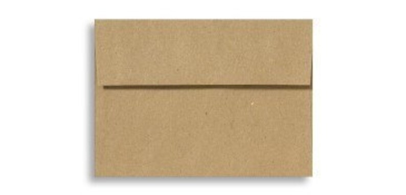 Puede incluir: Un sobre rectangular marr&oacute;n con solapa. El sobre est&aacute; hecho de papel texturizado y est&aacute; sobre un fondo blanco. El sobre es de tama&ntilde;o est&aacute;ndar, adecuado para tarjetas o cartas.