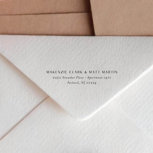 Tampon d'adresse de retour personnalisé pour deux noms à encrage automatique ou contrecollé sur bois - Faire-part de mariage minimalistes - Cadeau de fiançailles
