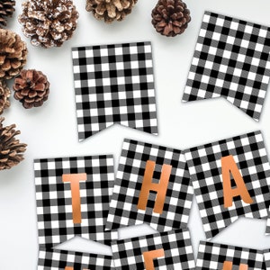 Peut inclure: Banni&egrave;re &agrave; carreaux noirs et blancs avec le mot "THANKFUL" en lettres de cuivre. La banni&egrave;re est parfaite pour les d&eacute;corations de Thanksgiving.