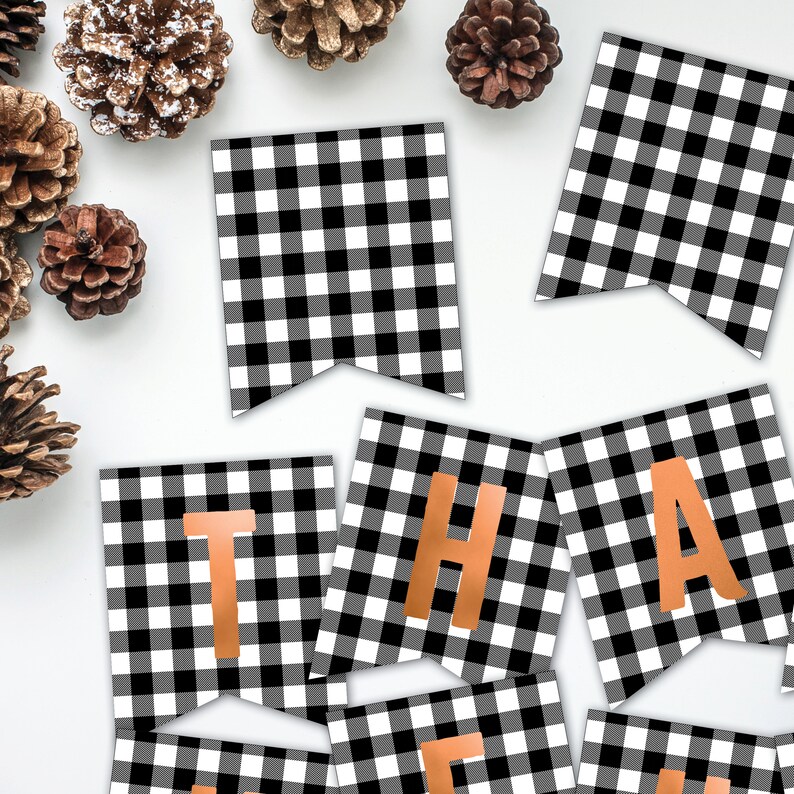 Peut inclure: Banni&egrave;re &agrave; carreaux noirs et blancs avec le mot "THANKFUL" en lettres de cuivre. La banni&egrave;re est parfaite pour les d&eacute;corations de Thanksgiving.