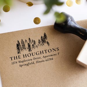 Timbro personalizzato con indirizzo a forma di albero di pino - Timbro personalizzato per il ritorno della famiglia - Essenziale per matrimoni rustici