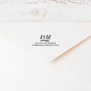 Stempel z monogramem, Nowoczesny stempel z adresem zwrotnym | Stempel ślubny | Zapisz datę | Stempel samotuszujący | Uchwyt z drewna | Prezent na parapetówkę