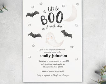 Op de afbeelding: Een uitnodiging met Halloween-thema met de tekst "a little BOO is almost due!" met aquarel illustraties van vleermuizen, sterren, een maan en een spook. De uitnodiging is voor een aanstaande moeder genaamd Emily Johnson.