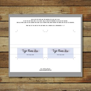Puede incluir: Una plantilla imprimible para tarjetas de mesa con instrucciones. El dise&ntilde;o presenta dos rect&aacute;ngulos azules estilo acuarela con el texto "Type Name Here" y "Type Table Here". El documento incluye marcas de corte e instrucciones.