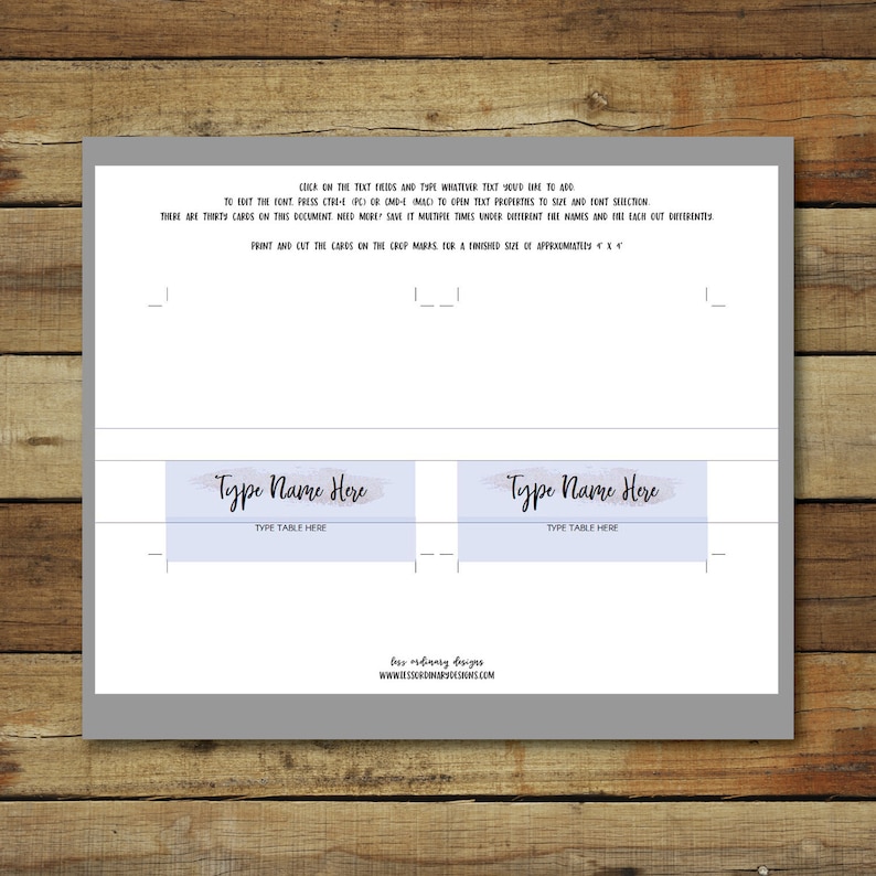 Puede incluir: Una plantilla imprimible para tarjetas de mesa con instrucciones. El dise&ntilde;o presenta dos rect&aacute;ngulos azules estilo acuarela con el texto "Type Name Here" y "Type Table Here". El documento incluye marcas de corte e instrucciones.