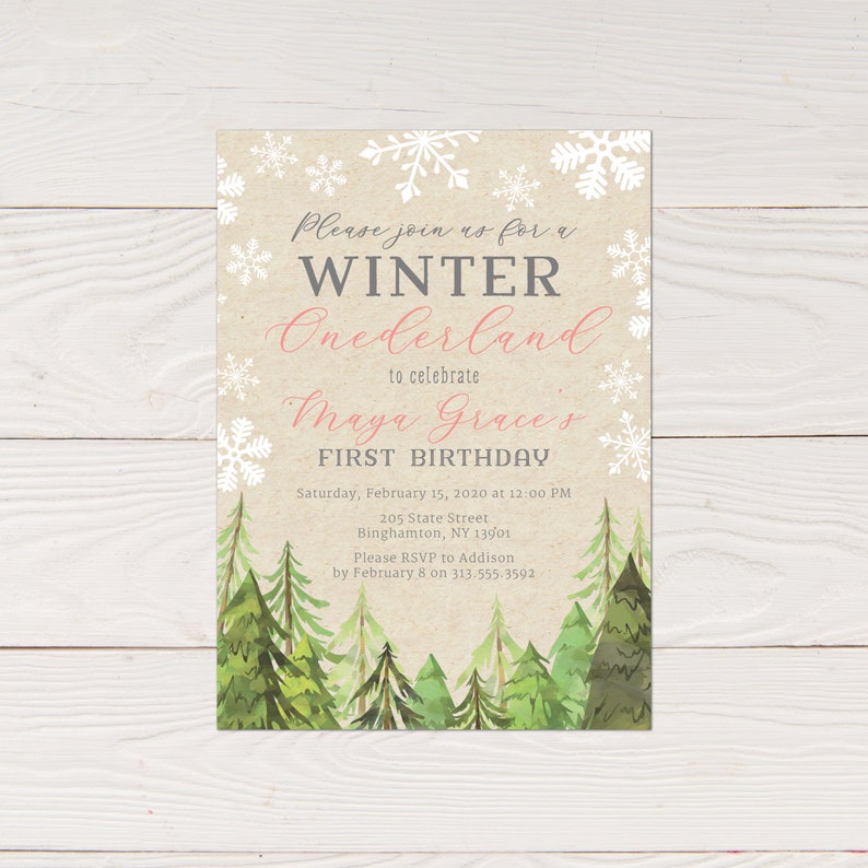 Puede incluir: Una invitaci&oacute;n de primer cumplea&ntilde;os de Winter Onederland con una escena de bosque en acuarela en la parte inferior. La invitaci&oacute;n presenta copos de nieve y el texto "Please join us for a Winter Onederland to celebrate Maya Grace's First Birthday."
