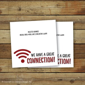 Op de afbeelding: Twee witte Valentijnskaarten met een rood Wi-Fi-symbool en de tekst "WE HAVE A GREAT CONNECTION!". De kaarten bevatten ook de tekst "HAPPY VALENTINE'S DAY FROM YOUR FRIEND CONNOR ELLSTON".