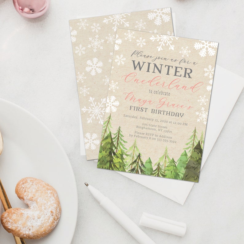 Puede incluir: Una invitaci&oacute;n con tem&aacute;tica invernal con fondo de papel kraft. La invitaci&oacute;n presenta un dise&ntilde;o de bosque en acuarela en la parte inferior y detalles de copos de nieve. El texto dice "Please join us for a WINTER Onederland to celebrate Maya Grace's FIRST BIRTHDAY."