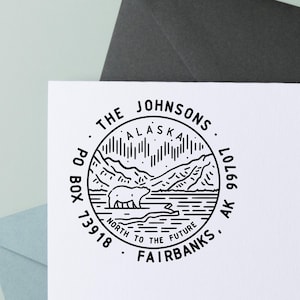 Stempel retouradres Alaska - gepersonaliseerde stempel Alaska - aangepast ontwerp berg en beer - houten handvat of zelfinktende opties