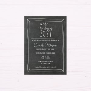 Invitación a la fiesta de graduación de pizarra, escritura en pizarra, jornada de puertas abiertas de graduación imprimible o tarjeta de invitación a la fiesta de graduación, clase de 2021