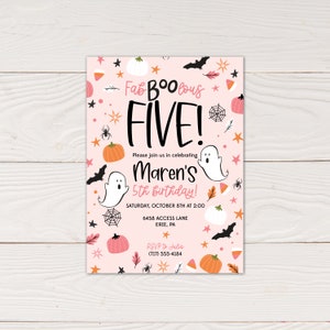 Puede incluir: Una invitación de cumpleaños rosa con temática de Halloween con el texto "Fab BOO-lous FIVE!" y "Maren's 5th Birthday!". El diseño incluye calabazas, fantasmas, murciélagos, arañas y estrellas. La invitación también incluye la fecha, la hora y el lugar.