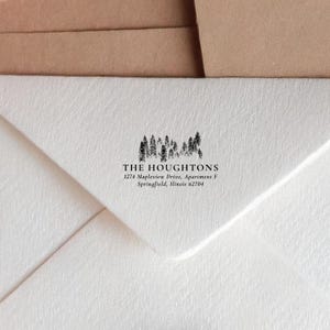 Sello de dirección de remitente de Modern Pines - Sello de dirección personalizado - Sello de dirección autoentintable - Regalo de inauguración de la casa