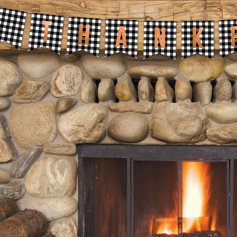 Peut inclure: Une banni&egrave;re &agrave; carreaux noirs et blancs avec le mot "THANK" en lettres orange est suspendue au-dessus d'une chemin&eacute;e en pierre avec un feu qui br&ucirc;le &agrave; l'int&eacute;rieur.
