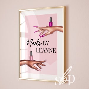 Op de afbeelding: Roze en witte poster met twee handen die flesjes roze nagellak vasthouden. De tekst "Nails By Leanne" staat op de poster gedrukt.