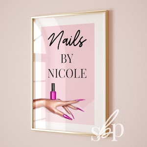 Op de afbeelding: Een roze en witte poster met de tekst "Nails by Nicole" in zwart. Een hand met lange roze nagels houdt een flesje roze nagellak vast.