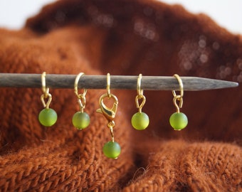 Set of 5 stitch markers with polaris bead - green - 1 of 5 can be used as progress markers - knitting accessories