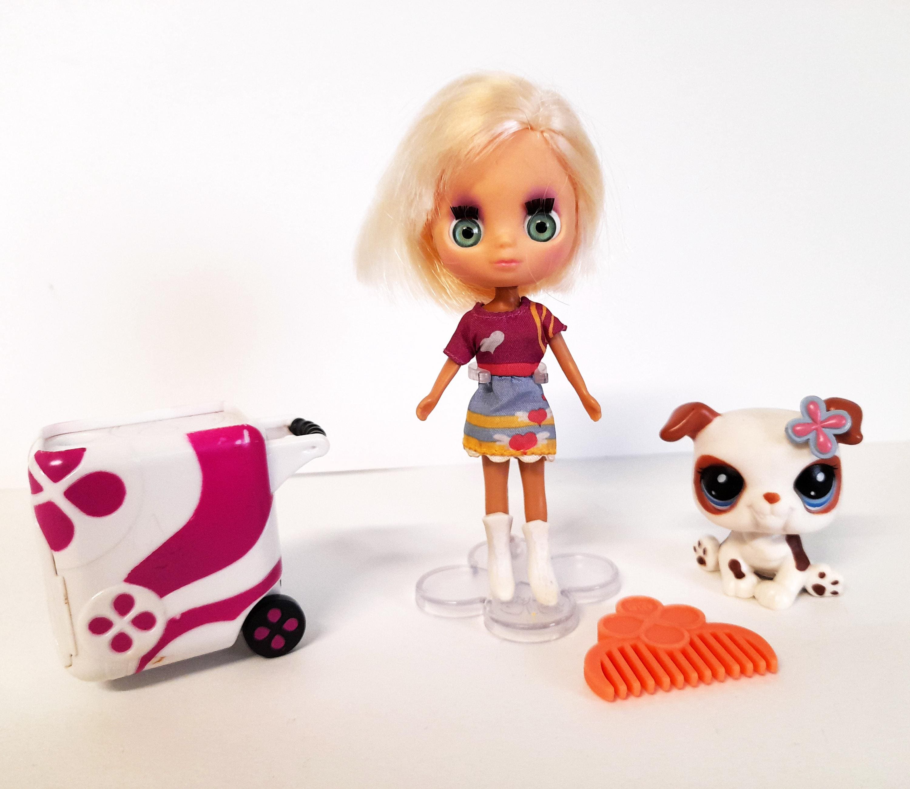 Littlest Pet Shop Blythe B22 Bulldog #2106 Snow Love Originals Hasbro  LPS