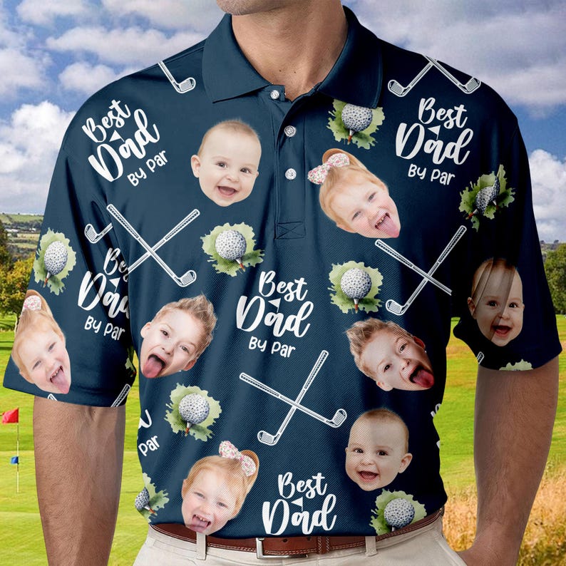 Puede incluir: Una camisa de golf azul marino con un patr&oacute;n repetido de palos de golf, pelotas de golf y el texto "Best Dad By Par". La camisa presenta varias fotos de caras de ni&ntilde;os.