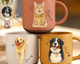 Könnte beinhalten: Drei Keramikbecher mit Tierporträts. Einer ist orange mit einer Katzenillustration und dem Namen "Tiger". Ein weiterer ist beige mit einem Golden Retriever und dem Namen "Groot". Der dritte ist gelb mit einem Berner Sennenhund und dem Namen "Pink".