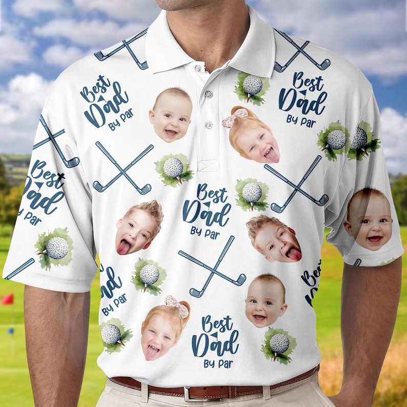 Puede incluir: Camiseta polo blanca de tem&aacute;tica de golf con un patr&oacute;n repetido de palos de golf, pelotas de golf y el texto "Best Dad By Par". La camiseta presenta m&uacute;ltiples im&aacute;genes de caras de ni&ntilde;os.