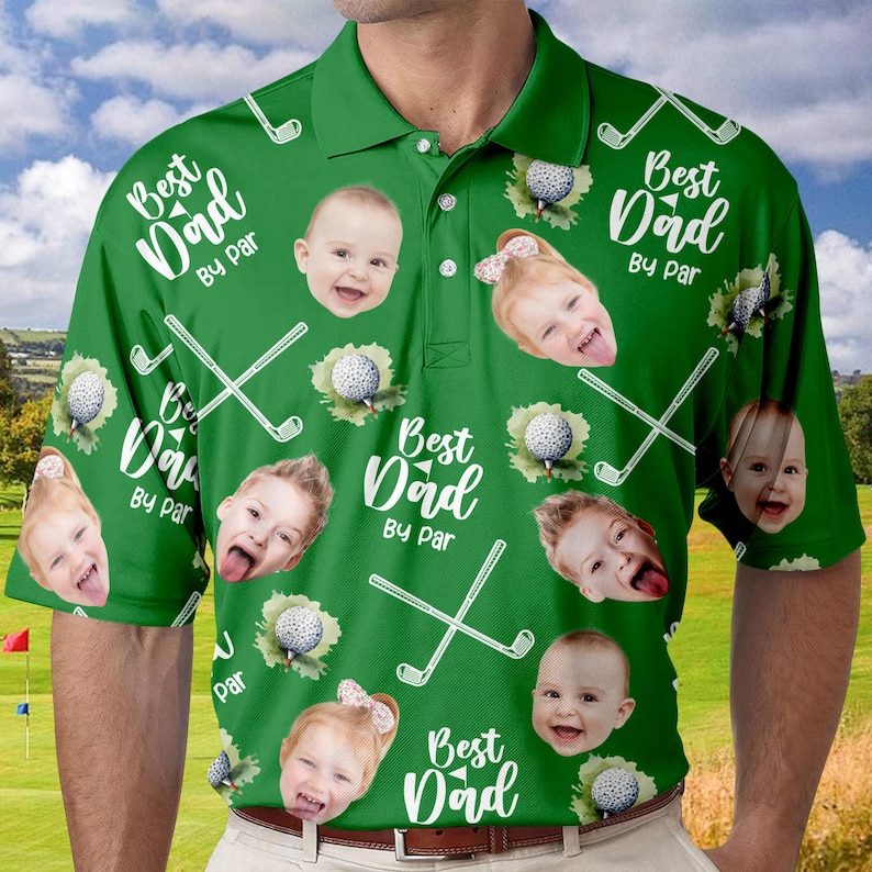 Puede incluir: Camiseta polo verde de tem&aacute;tica de golf con un patr&oacute;n repetido de palos de golf, pelotas de golf y caras de ni&ntilde;os. El texto "Best Dad By Par" se repite en toda la camiseta.