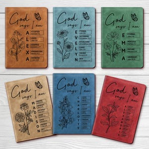 Puede incluir: Seis diarios rectangulares en color canela, azul claro, verde, beige, azul oscuro y rojo. Cada portada presenta el texto God says I am, una mariposa, una ilustración floral y un nombre vertical con afirmaciones y versículos bíblicos.