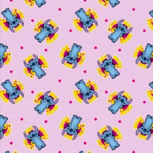 Pu&ograve; includere: Motivo ripetuto con il personaggio blu Stitch del film d'animazione Lilo & Stitch. Ogni personaggio di Stitch &egrave; circondato da un motivo floreale giallo e viola su sfondo rosa chiaro con piccoli punti rosa.