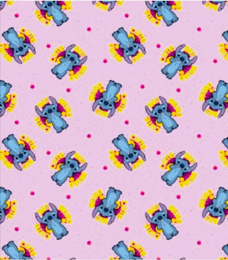 Pu&ograve; includere: Motivo ripetuto con il personaggio blu Stitch del film d'animazione Lilo & Stitch. Ogni personaggio di Stitch &egrave; circondato da un motivo floreale giallo e viola su sfondo rosa chiaro con piccoli punti rosa.